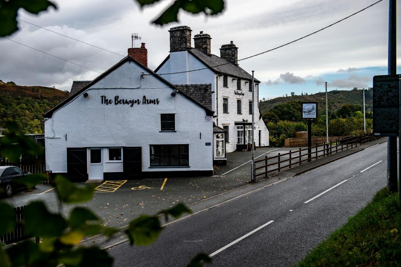 מלון קורוון The Berwyn Arms מראה חיצוני תמונה